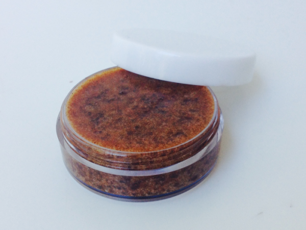 Super Easy Spiced Lip Scrub Recipe - no more chapped lips
